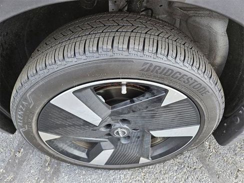 Certified 2025 Nissan Kicks SR image 18