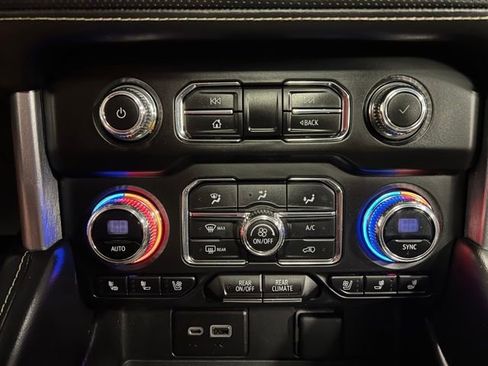 Used 2023 GMC Yukon XL SLT image 46