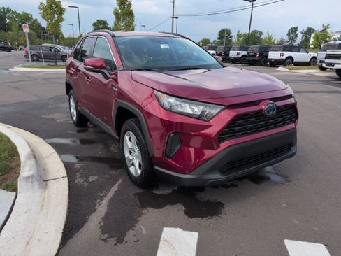 Used 2019 Toyota RAV4 LE w/ Carpet Mat Package AWD/4WD image 7