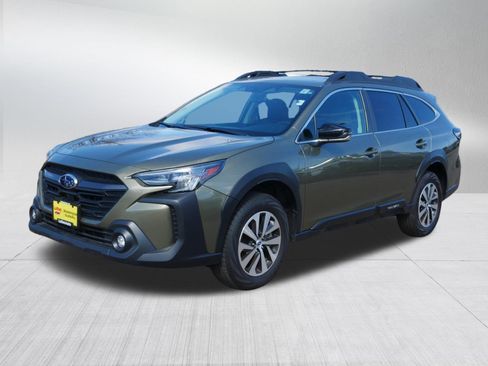 Used 2025 Subaru Outback Premium AWD/4WD image 3