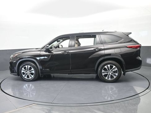 Used 2022 Toyota Highlander XLE FWD image 3