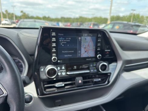 Used 2021 Toyota Highlander XLE AWD/4WD image 7