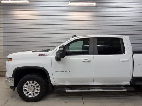 Used 2024 Chevrolet Silverado 2500 LT AWD/4WD image 3