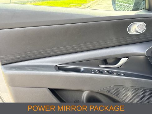 Used 2025 Hyundai Elantra SE FWD image 3