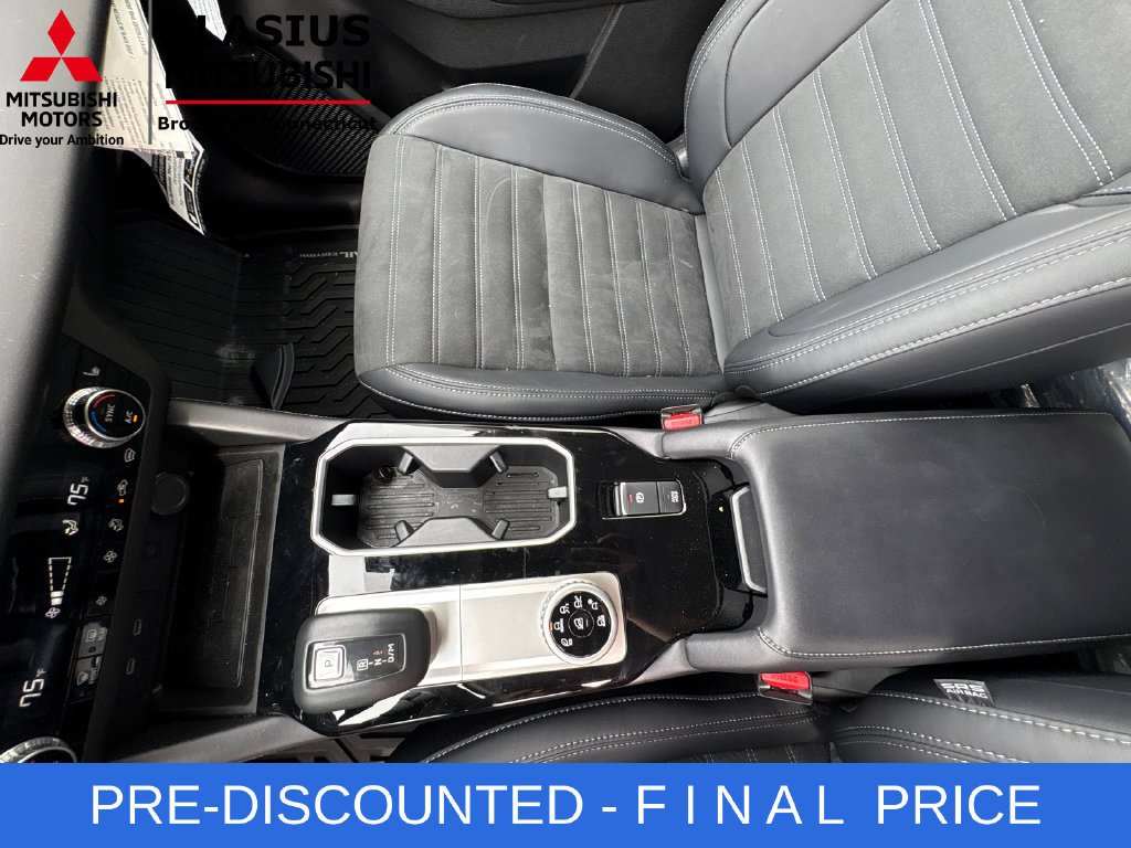 Used 2025 Mitsubishi Outlander AWD image 27