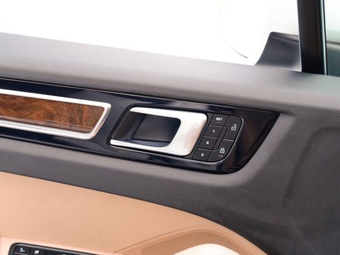 Used 2023 Porsche Cayenne Platinum Edition image 24