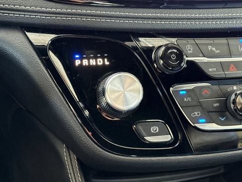 Used 2025 Chrysler Pacifica Limited FWD image 32