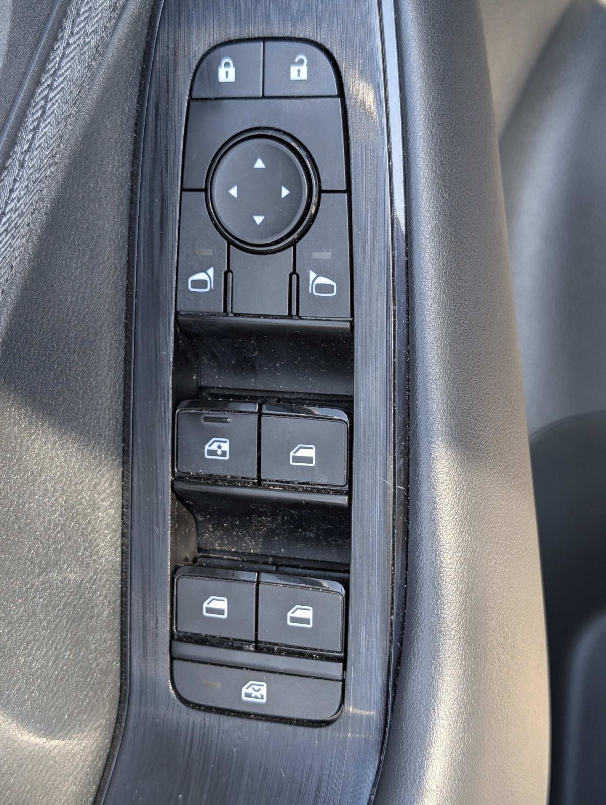 Used 2023 Nissan Rogue S FWD image 15