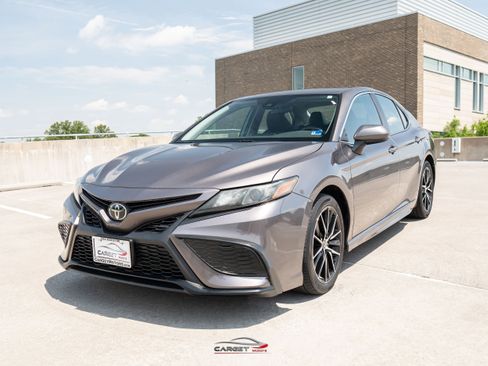 Used 2021 Toyota Camry SE FWD image 3