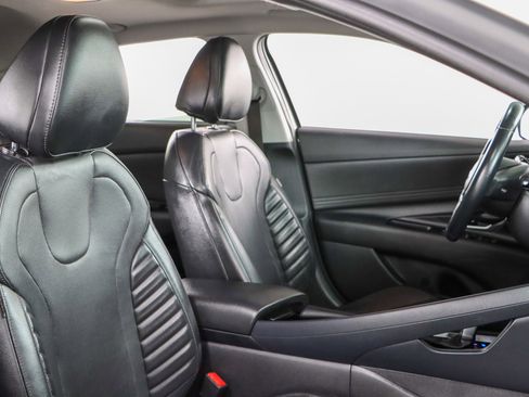 Used 2021 Hyundai Elantra Limited image 28