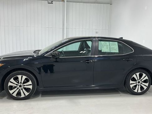 Used 2021 Toyota Camry SE image 3