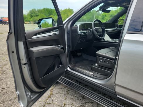 Used 2026 Cadillac Escalade Sport w/ Touring Package AWD/4WD image 15