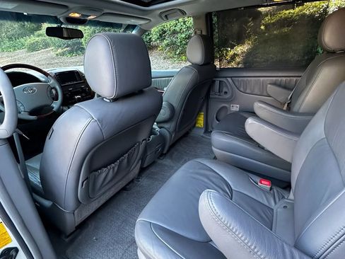 Used 2005 Toyota Sienna XLE Limited FWD image 31