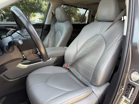 Certified 2024 Toyota Highlander XLE FWD image 25
