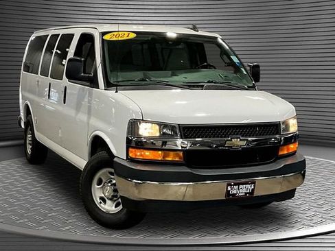 Used 2021 Chevrolet Express 2500 LT w/ LT Preferred Equipment Group RWD image 3