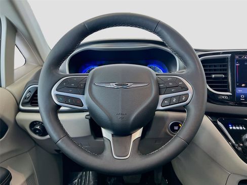 Used 2024 Chrysler Pacifica Touring-L image 17