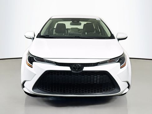 Used 2020 Toyota Corolla LE FWD image 2