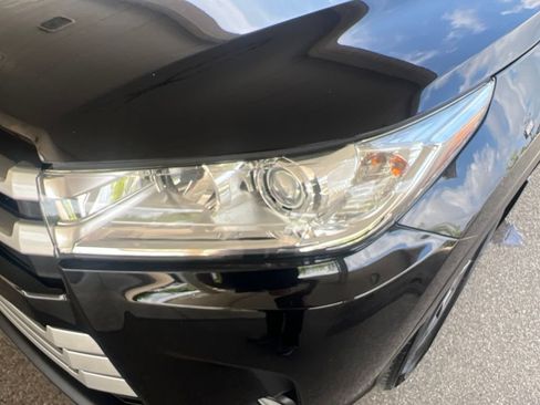 Used 2019 Toyota Highlander XLE AWD/4WD image 29