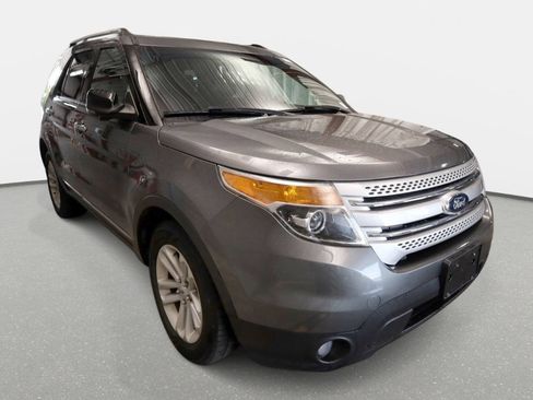 Used 2014 Ford Explorer XLT w/ Equipment Group 202A FWD image 2