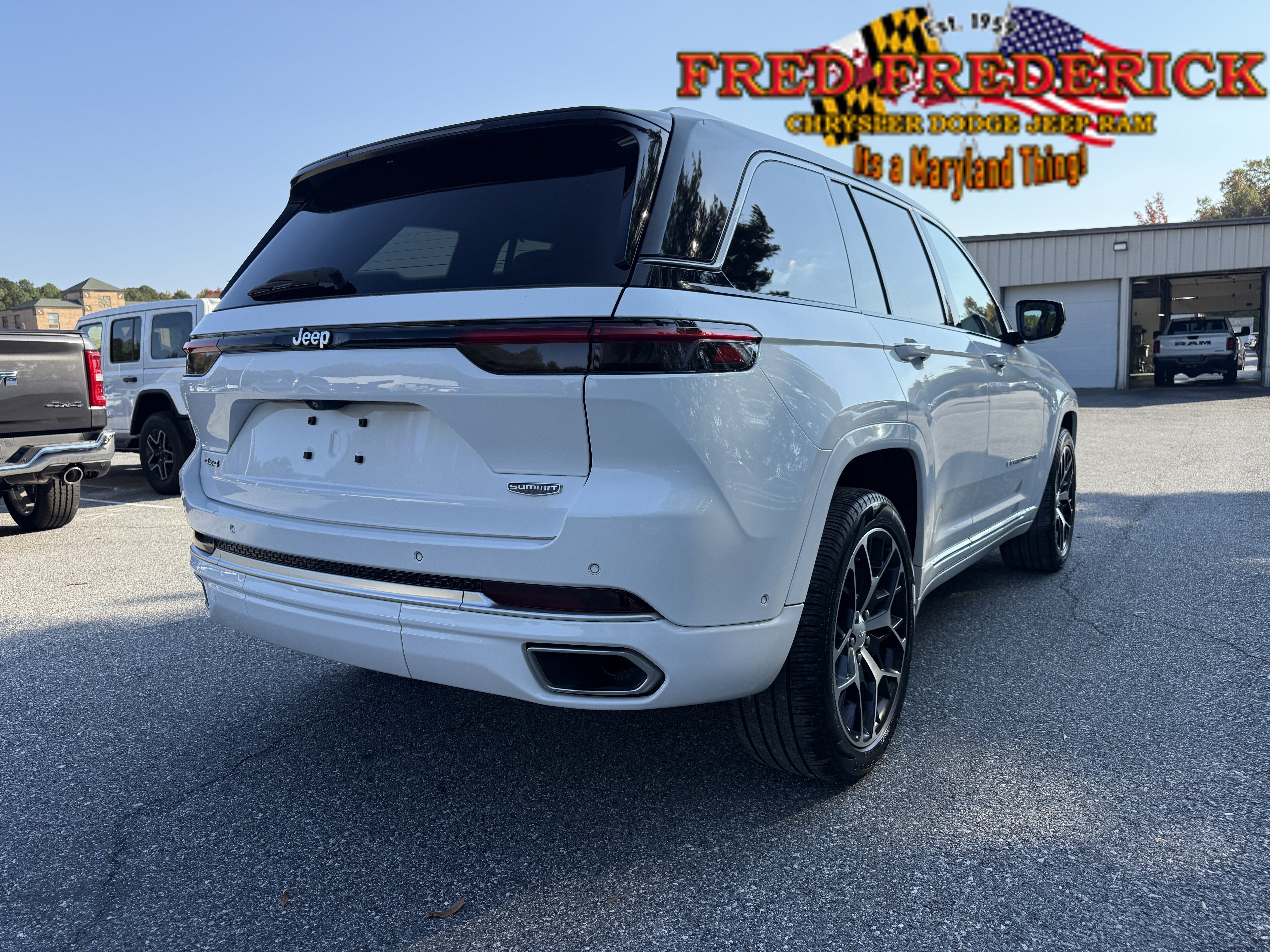 Used 2022 Jeep Grand Cherokee Summit AWD/4WD image 7