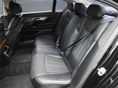 Used 2019 BMW 740i w/ Executive Package image 17