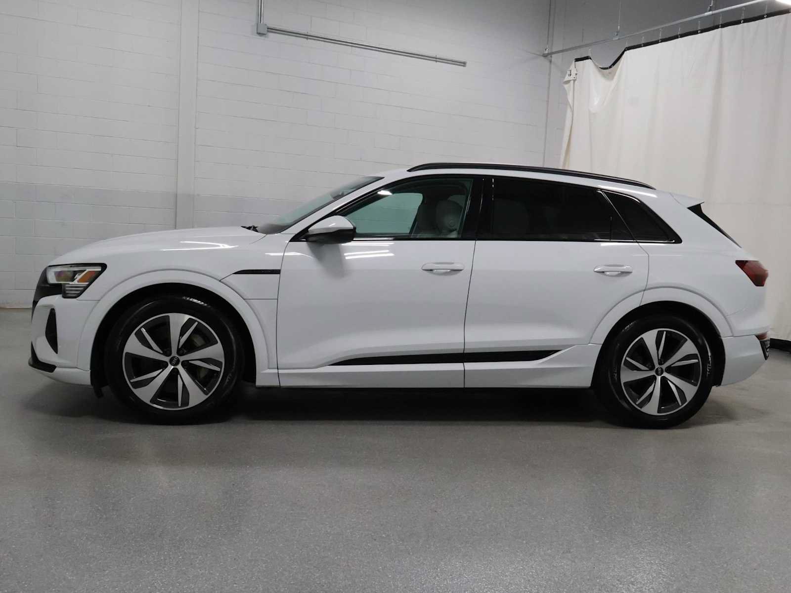 Used 2024 Audi Q8 e-tron Premium AWD/4WD image 2
