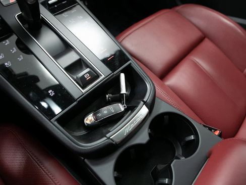 Certified 2024 Porsche Macan image 23