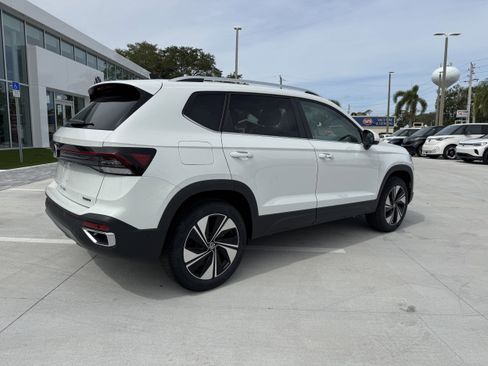 New 2025 Volkswagen Taos SE image 3