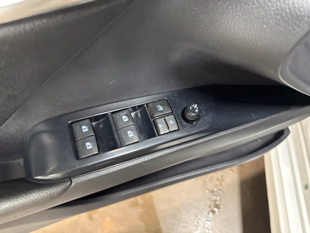 Used 2018 Toyota Camry SE FWD image 23