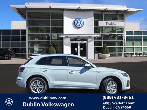 Used 2023 Audi Q5 2.0T Premium w/ Convenience Package image 3