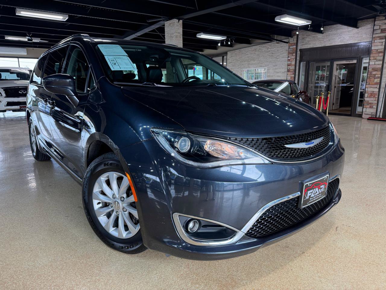Used 2019 Chrysler Pacifica Touring-L FWD image 1