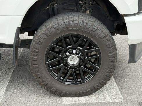 Used 2022 Ford F250 Lariat w/ Black Appearance Package image 12