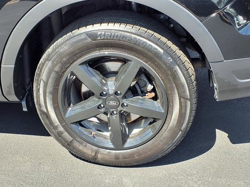 Used 2018 Ford Explorer XLT w/ Equipment Group 202A FWD image 28