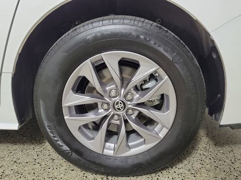 Used 2025 Toyota Sienna XLE FWD image 8