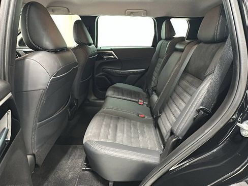 Used 2022 Mitsubishi Outlander SE image 12