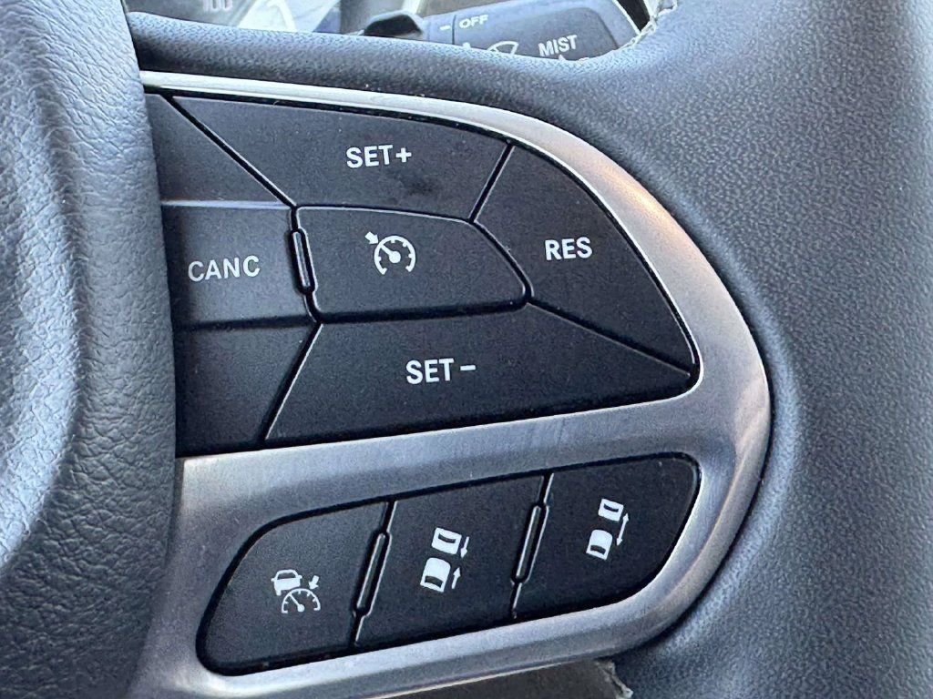 Used 2023 Chrysler Pacifica Touring-L FWD image 24