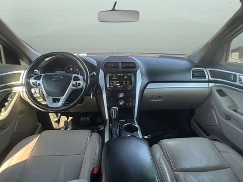 Used 2014 Ford Explorer XLT w/ Equipment Group 202A AWD/4WD image 9