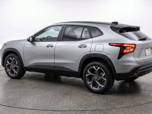Used 2025 Chevrolet Trax LT FWD image 6