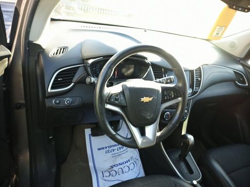 Used 2022 Chevrolet Trax LT w/ Sport Edition image 9