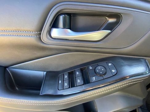 Used 2023 Nissan Rogue SV w/ SV Premium B Package FWD image 11