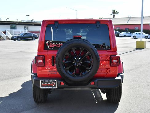 Used 2025 Jeep Wrangler Sahara image 7