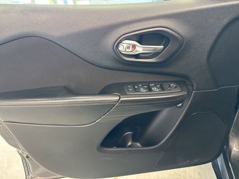 Used 2014 Jeep Cherokee Altitude w/ Cold Weather Group image 17