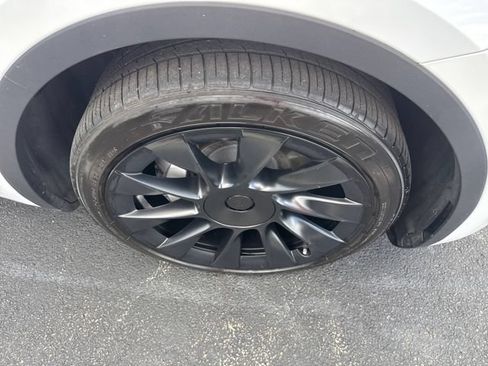 Used 2021 Tesla Model Y Long Range AWD/4WD image 11