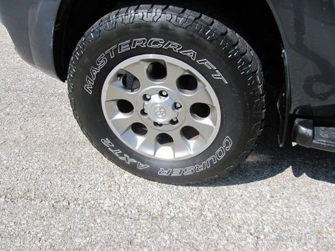 Used 2005 Toyota 4Runner Limited AWD/4WD image 3
