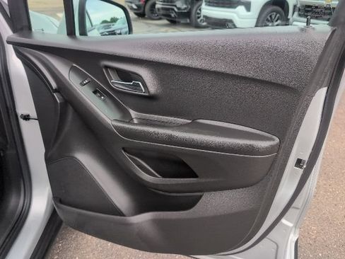 Used 2022 Chevrolet Trax LS w/ Tint and Cruise Package AWD/4WD image 38