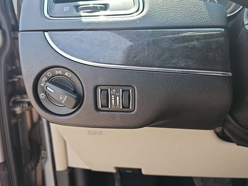 Used 2015 Chrysler Town & Country Touring FWD image 32