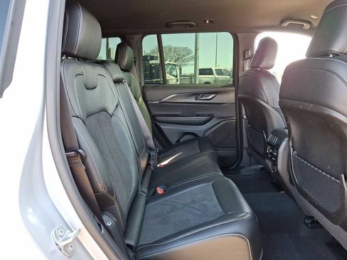 Used 2025 Jeep Grand Cherokee Altitude image 31