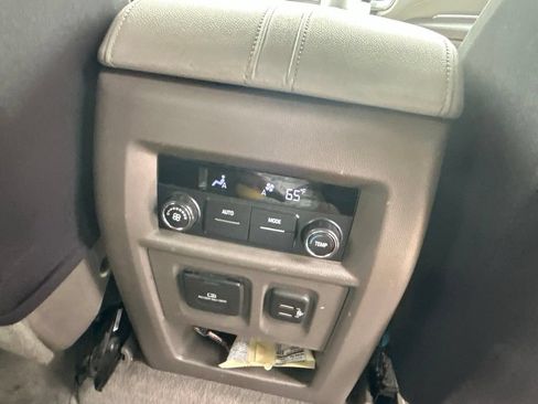 Used 2019 Chevrolet Traverse LT w/ LT Premium Package AWD/4WD image 18