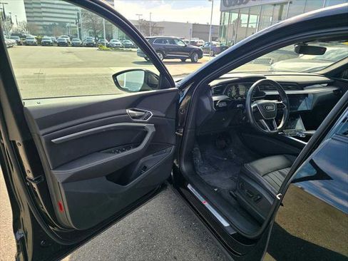 Used 2024 Audi Q8 e-tron Premium image 21