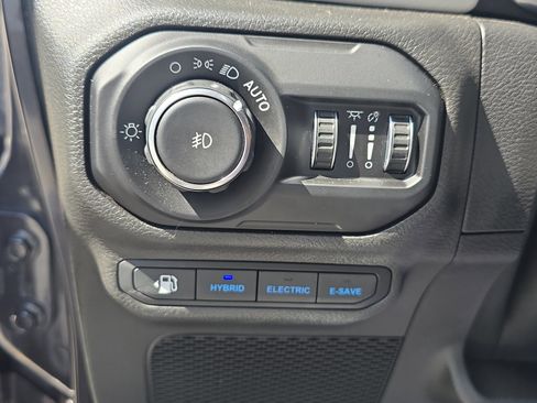 Used 2021 Jeep Wrangler Unlimited Sahara AWD/4WD image 27